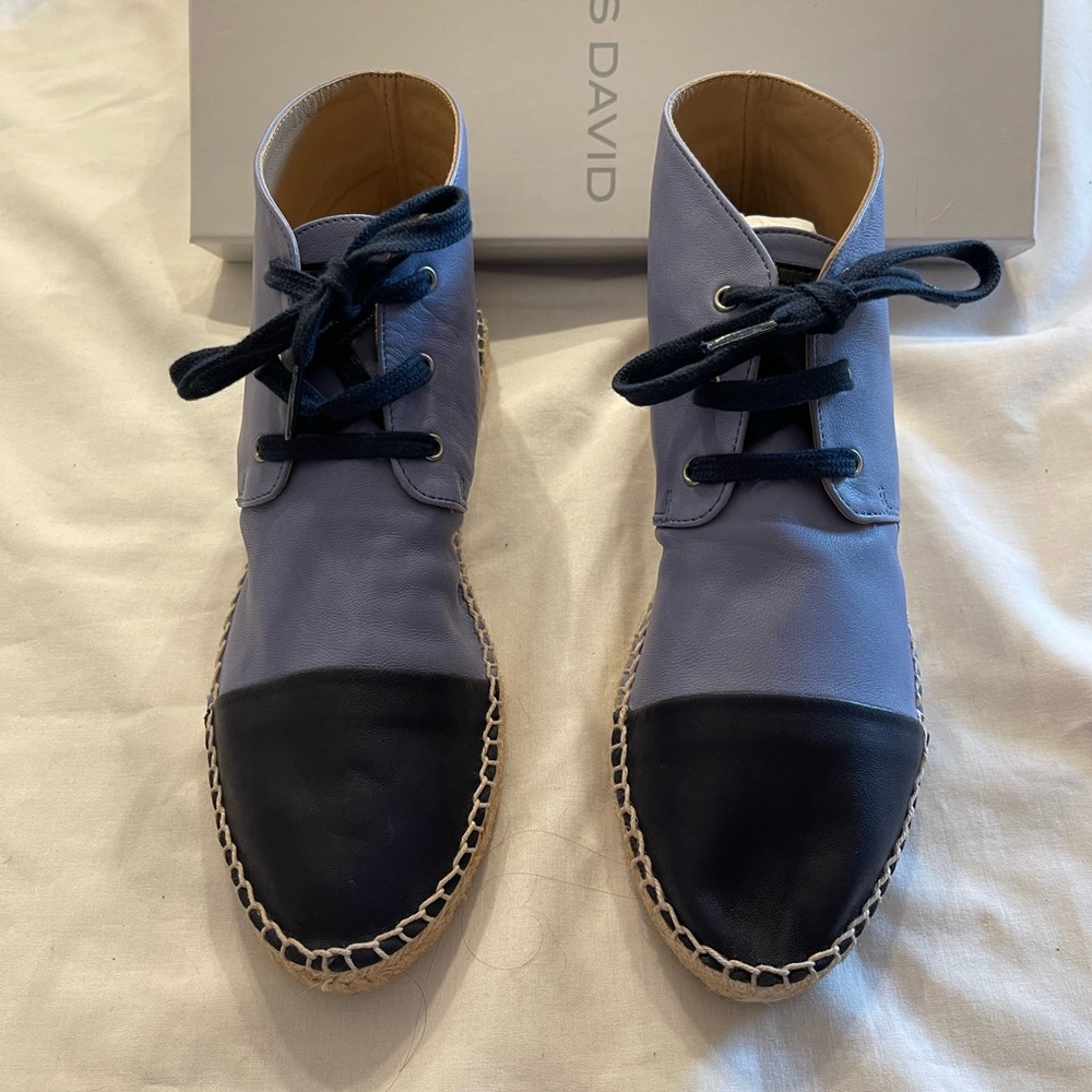 Charles David women’s ankle lace up all leather two-tone navy blue, light blue